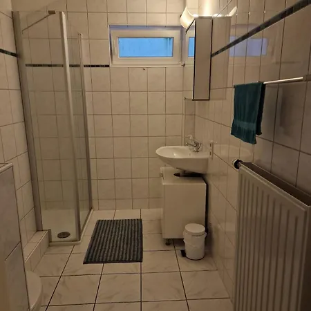 Einliegerwohnung Mit 2 Zimmern, Badezimmer, Kueche *