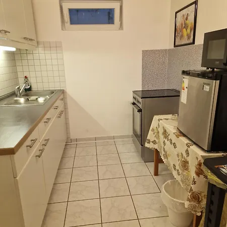 Einliegerwohnung Mit 2 Zimmern, Badezimmer, Kueche